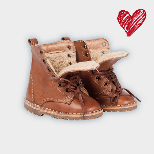 Giv vinterstøvler til et barn på flugt